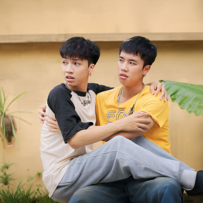 Long Vũ và Việt Pháp là hai diễn viên trẻ hiện đang thu hút sự chú ý của khán giả trong bộ phim Đi giữa trời rực rỡ. 