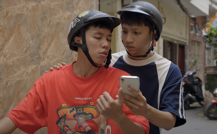 Long Vũ và Việt Pháp là bạn bè thân thiết ở cả trong phim lẫn ngoài đời. 