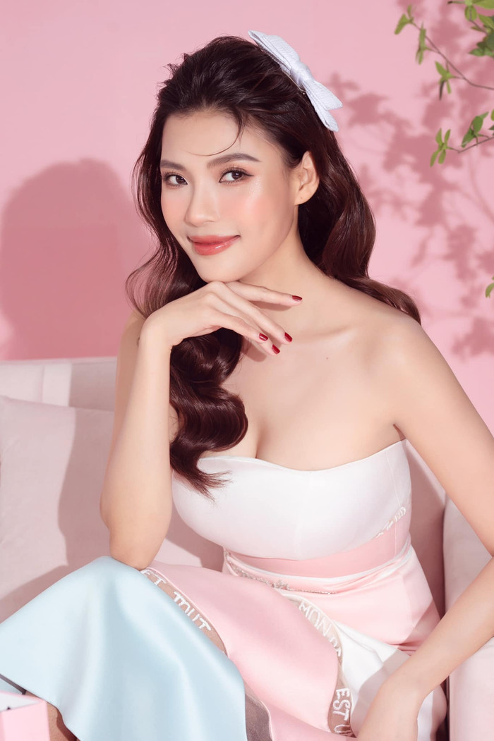 Thúy Diễm ngoài đời trung thành với phong cách thời trang thanh nhã nhưng không kém phần quyến rũ. 