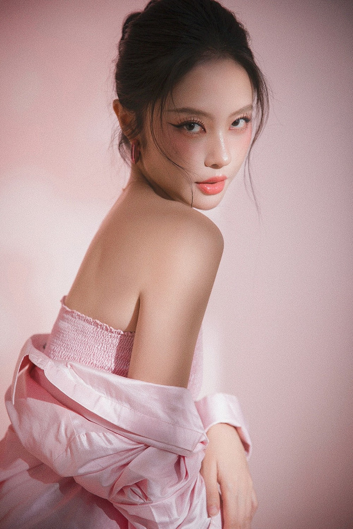 Rima Thanh Vy khoe vẻ đẹp trưởng thành, gợi cảm. 