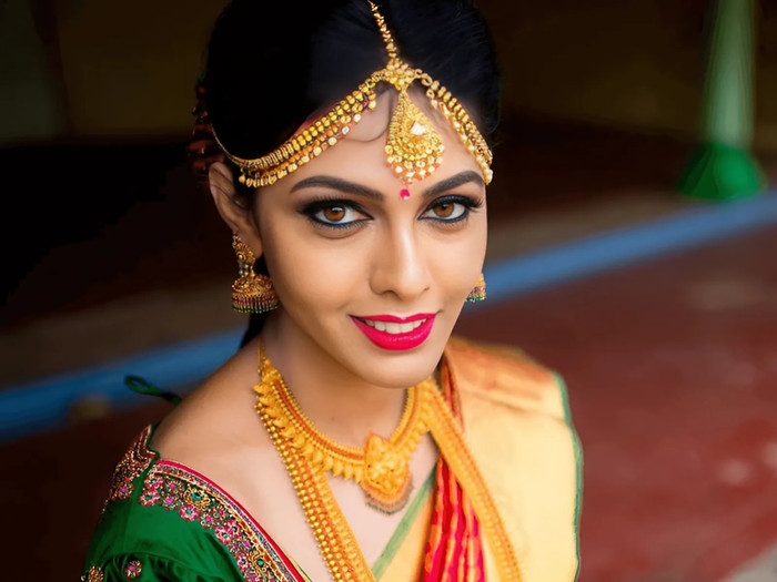 Phụ nữ Ấn Độ làm đẹp da mặt bằng nước bọt. Ảnh minh họa