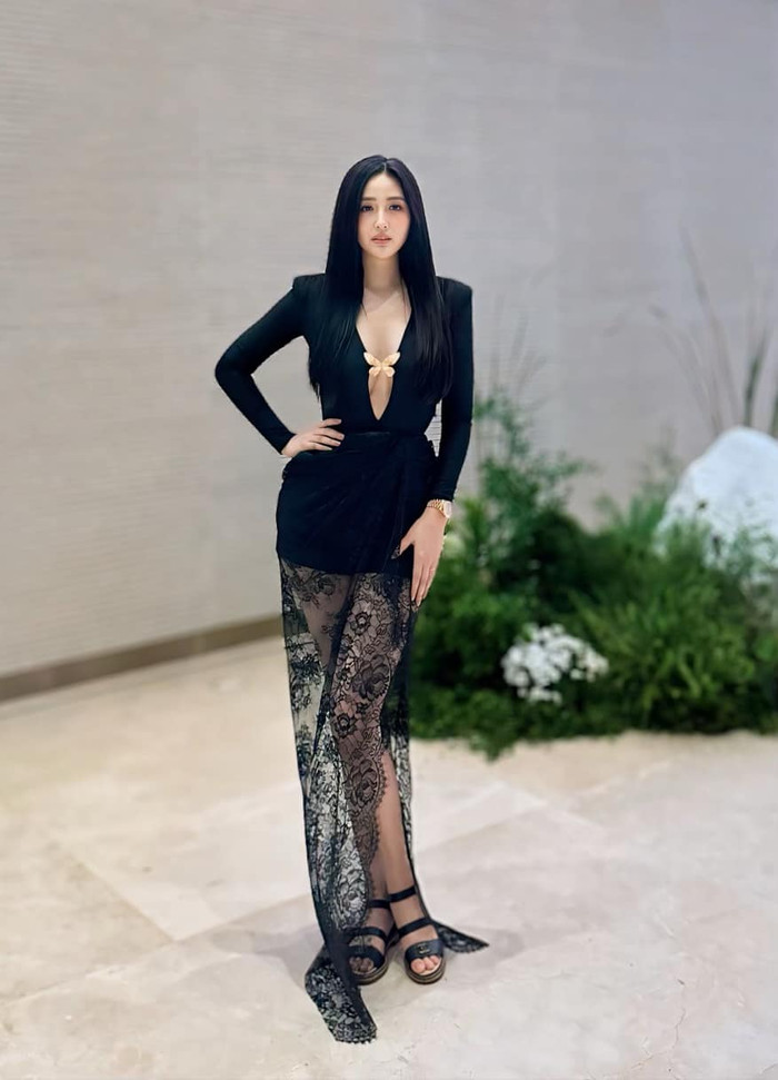 Để tăng thêm phần quyến rũ, Mai Phương Thúy không ngần ngại kết hợp quần siêu ngắn với những tấm vải ren hoặc chi tiết ren trên áo, váy. Hoa hậu Mai Phương Thúy rất biết cách tận dụng các chất liệu làm nổi bật phong cách thời trang của riêng mình. Khi diện những bộ đồ phối ren, cô không chỉ khoe được vẻ đẹp hình thể mà còn thể hiện được sự thanh lịch và sang trọng.