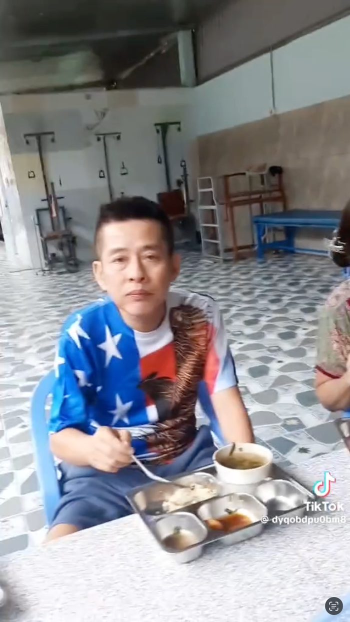 Theo chia sẻ trong clip, nam nghệ sĩ đang điều trị tại một cơ sở chuyên châm cứu và tai biến, thoát vị đĩa đệm. 