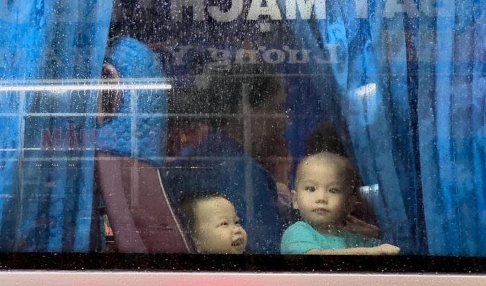 Lực lượng chức năng đưa các bé tại mái ấm Hoa Hồng (Quận 12, TP.HCM), nơi xảy ra bạo hành, đi khám sức khỏe và chuyển về nơi khác để có điều kiện chăm sóc tốt hơn.