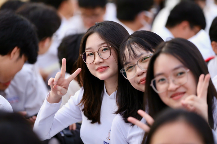 Học sinh trường THPT Chuyên Lê Hồng Phong (TP.HCM) hân hoan trong không khí khai giảng năm học mới. Ảnh: Báo Người Lao Động