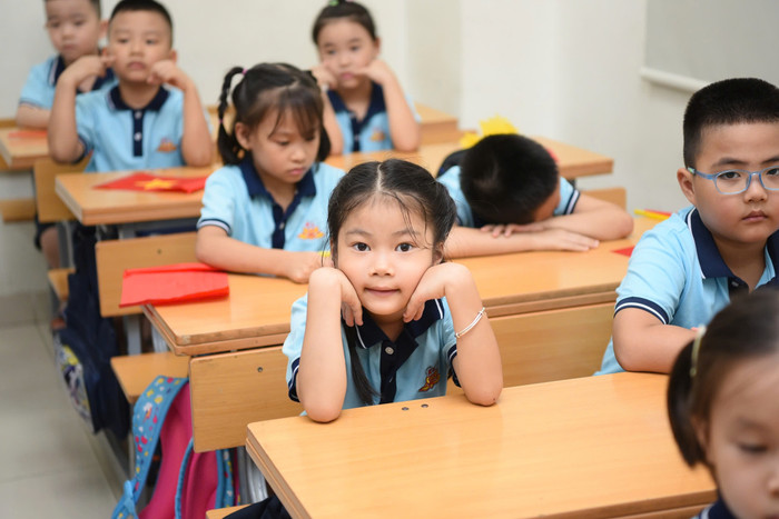 Các em nhỏ háo hức chào năm học mới - (Ảnh chụp tại Trường tiểu học Kim Liên - Đống Đa, Hà Nội).