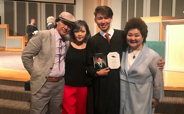 Cậu bé hát về mẹ khiến hàng triệu người bật khóc giờ ra sao? Ảnh 2