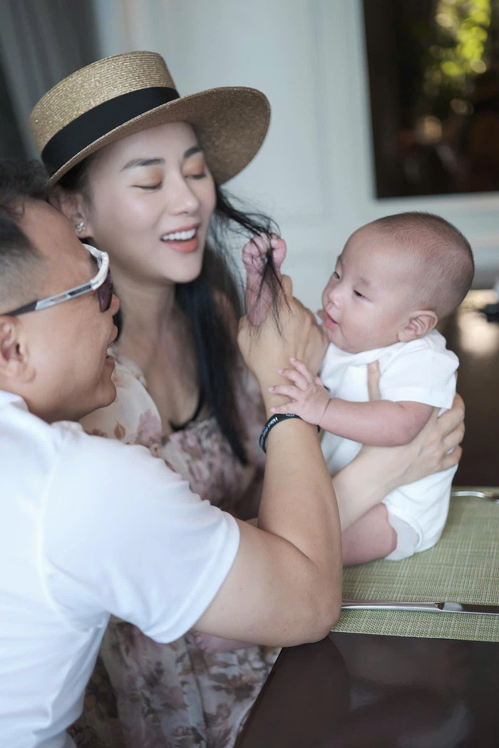 Phương Oanh tạm gác công việc, dành thời gian lớn cho các con.