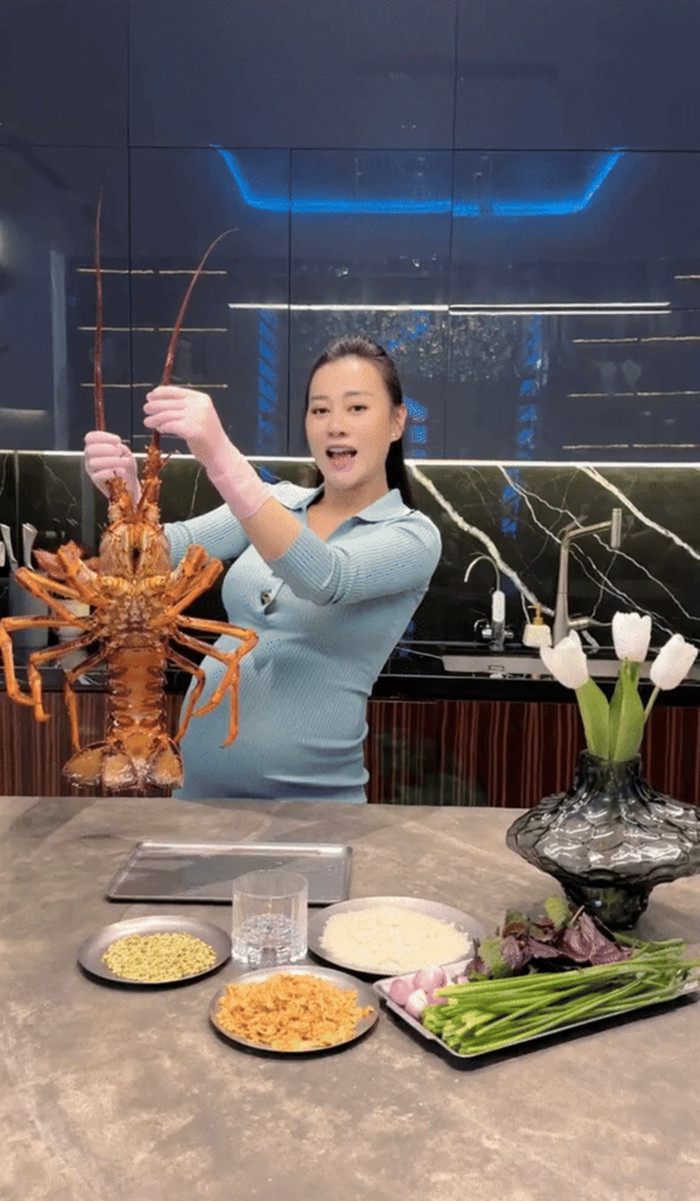 Phòng khách, phòng bếp và bàn ăn của căn nhà đều nằm trong 1 không gian sinh hoạt chung thoải mái.