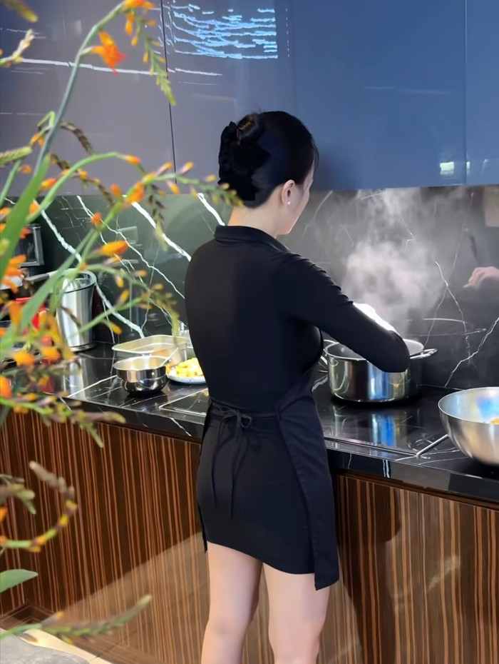 Mỗi góc trong căn nhà đều được chăm chút tỉ mỉ, mang lại cảm giác hiện đại và tinh tế.