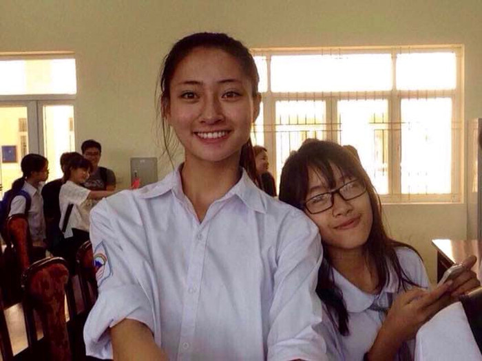 Trong những bức ảnh cũ, Lương Thùy Linh rất đỗi giản dị, cô để mặt mộc, vui vẻ selfie bên bạn bè. 