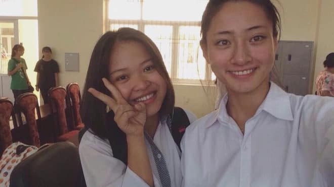 Diện bộ đồng phục học sinh, cô nàng sinh năm 2000 toát lên sự trong sáng, gần gũi. Ai ngờ giờ đây cô đã là một Hoa hậu.
