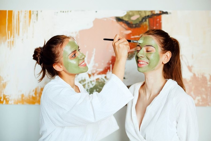 Thường xuyên đắp mặt nạ khổ qua giúp cải thiện hiệu quả tình trạng mụn trên da.