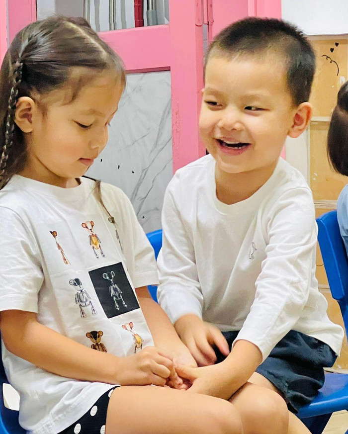 Quý tử Leon liên tục 'bày trò' để trêu học chị gái Lisa. 