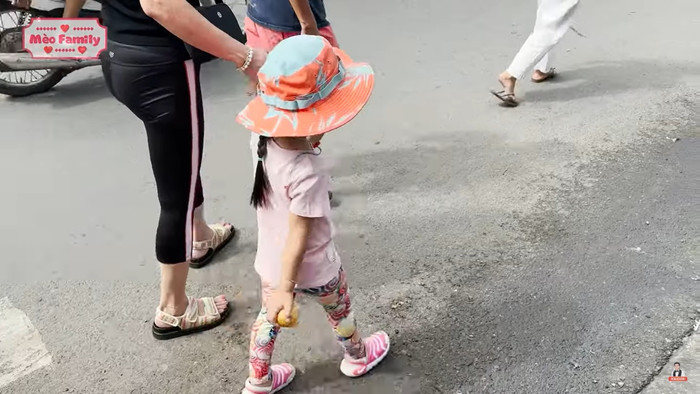 Vợ Đức Tiến dẫn con gái 4 tuổi về Việt Nam thăm ông bà, người thân. Đây là lần đầu tiên bé Mèo được về Việt Nam.