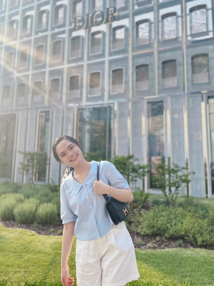 Bộ sưu tập túi xách hàng hiệu của Quỳnh Anh còn có sự xuất hiện của mẫu túi kẹp nách màu đen đến từ 'nhà mốt' của Pháp. Món phụ kiện này được bán với mức giá lên đến gần 400 triệu đồng. 