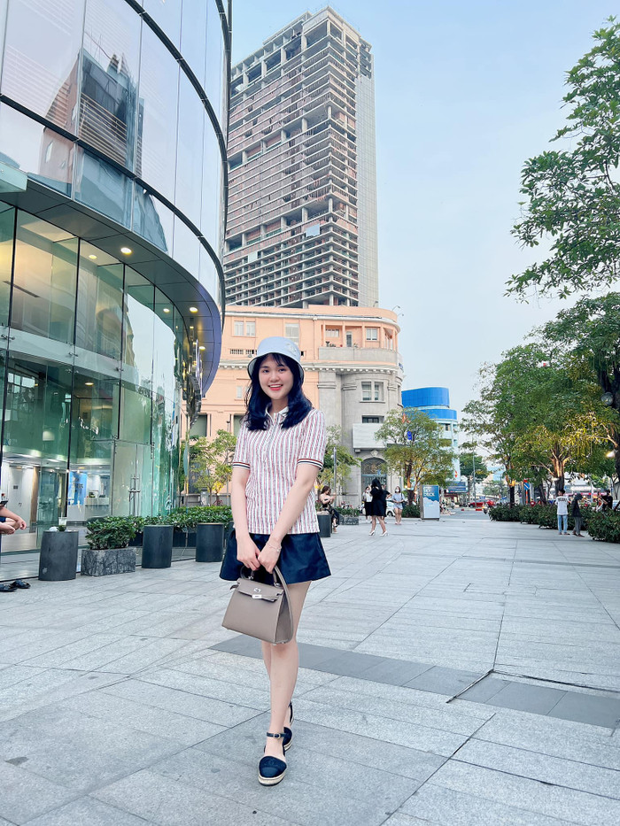 Chiếc túi xách hàng hiệu đắt đỏ nhất mà vợ Duy Mạnh sở hữu thuộc dòng Birkin. Nó có mức giá hơn nửa tỷ đồng. Đây là món phụ kiện được nhiều mỹ nhân Vbiz săn đón. Thậm chí, nhiều mẫu mã của dòng Birkin này còn có giá trị lên đến hàng tỷ đồng, không phải ai có tiền cũng mua được.