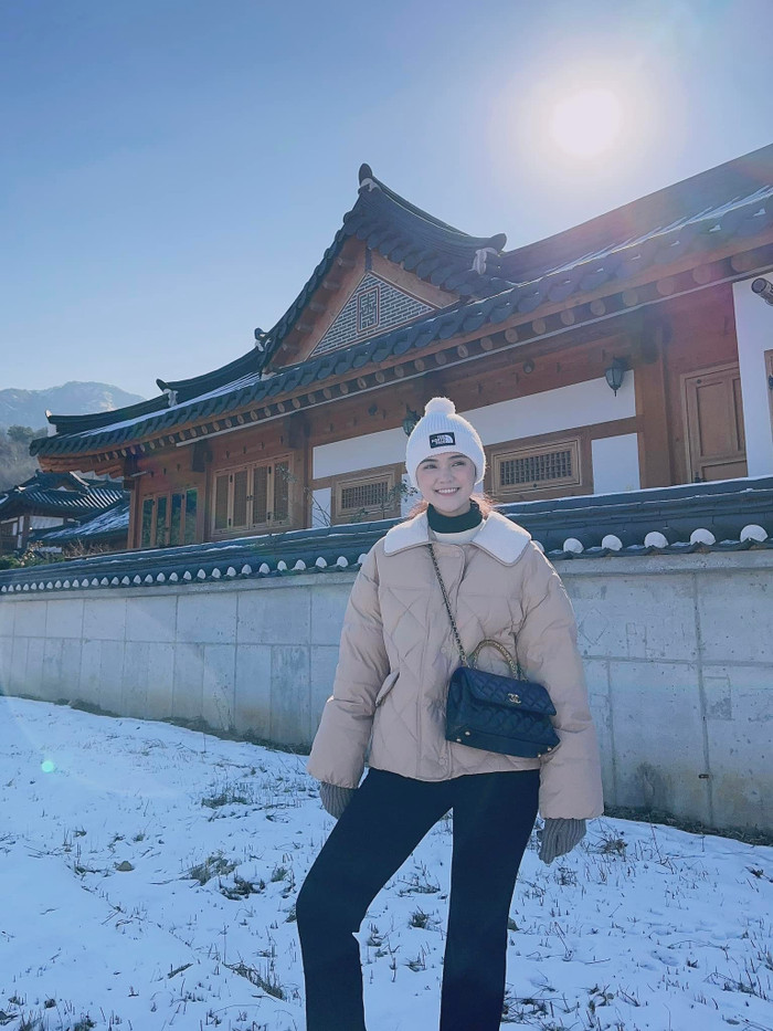 Vợ Duy Mạnh còn sở hữu một chiếc túi xách nấp gập, có quai xanh nhưng kích cỡ lớn đến từ thương hiệu có Jennie (BLACKPINK) làm đại sứ toàn cầu. Thiết kế này được bán với mức giá hơn 180 triệu đồng. 