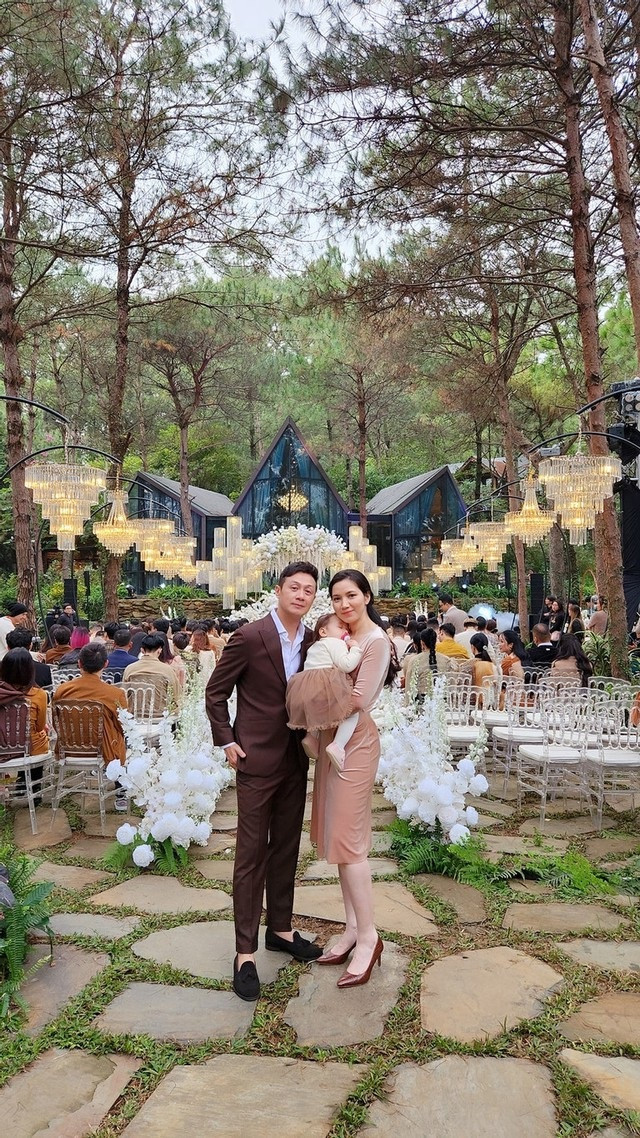 Nam MC bên vợ và con gái.