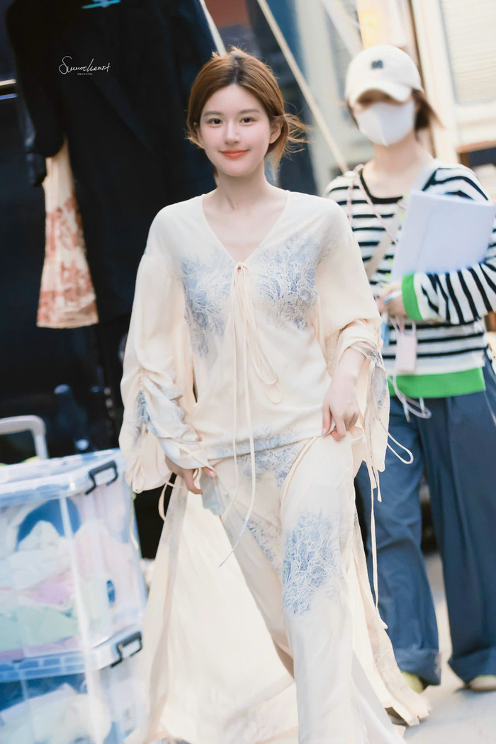 Có thể thấy, Triệu Lộ Tư đặc biệt ưa chuộng họa tiết hoa lá được in công nghiệp hay thêu thủ công, điểm xuyết cho trang phục thường ngày. Từ đây, nữ diễn viên đã mở ra không gian “thời trang thực vật” đầy màu sắc tươi trẻ.  