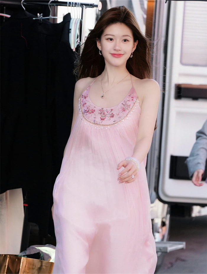 Triệu Lộ Tư là một trong những nữ diễn viên thế hệ mới nổi tiếng của làng giải trí Hoa ngữ. Ngoài gia tài phim ảnh đồ sộ, cô còn gây ấn tượng bởi gu ăn vận tuy tinh giản, thu hút ánh nhìn. Lượt dòng thời gian, tủ đồ những tháng qua của ngôi sao Hoa ngữ gây ấn tượng với khán giả không chỉ bởi tính ứng dụng cao mà còn vì hợp xu hướng. 