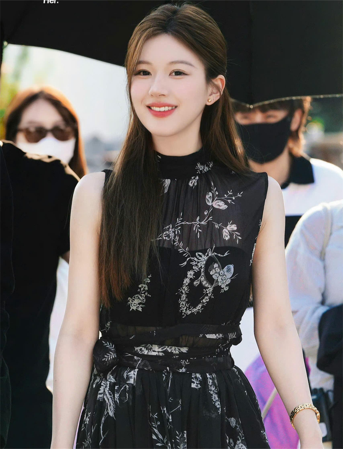 Ton sur ton với áo và váy dáng dài thuộc nhãn hiệu Into the east, Triệu Lộ Tư lựa chọn mẫu giày đính đôi dây kim loại ánh bạc lấp lánh. Được biết, thiết kế này trình làng giới mộ điệu với bản quyền thuộc Nana Jacqueline.