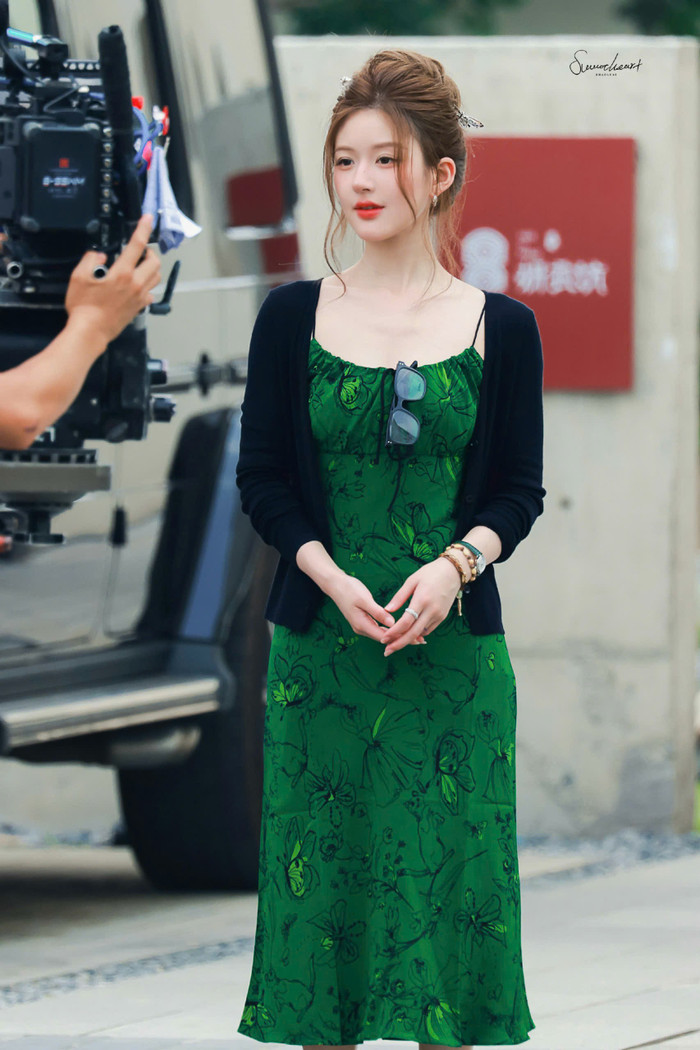 Bên cạnh những items có bảng màu pastel dịu mắt, ngôi sao phim Tinh hán xán lạn cũng thể hiện niềm yêu thích đối với dàn váy áo nhuộm tông trung tính hay cổ điển. 