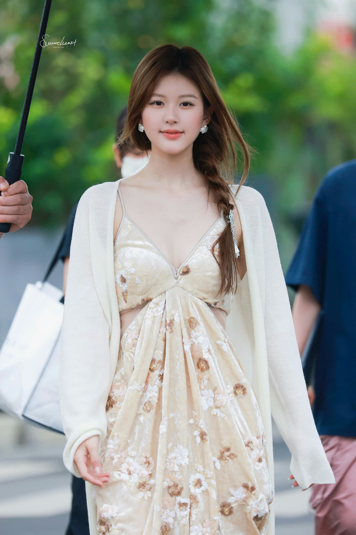 Váy maxi cách điệu được xem là điểm nhấn trong tủ đồ thường ngày của Triệu Lộ Tư. Không chỉ đảm bảo độ thoáng mát cho những ngày giao mùa, thiết kế còn góp phần tăng độ thoải mái cho người mặc khi lịch trình kéo dài nhiều giờ. Theo tìm hiểu, bộ váy điểm tô hoa văn và họa tiết được Triệu Lộ Tư diện xuống đến từ thương hiệu SaraWong.