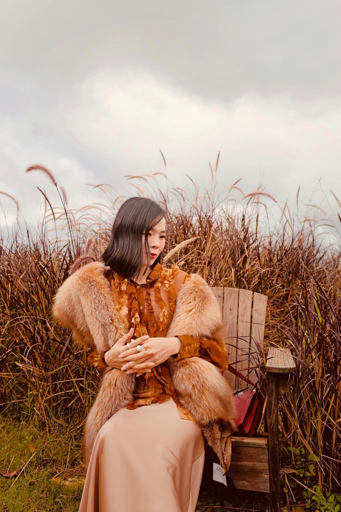 Showbiz 5/9: Lệ Quyên gây tò mò vì mặc đồ chưa cắt mác. Ảnh: FBNV