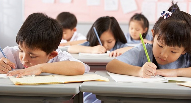Bài văn miêu tả của các cô cậu học trò luôn khiến không chỉ giáo viên mà người đọc được cũng thích thú. (Ảnh minh hoạ)