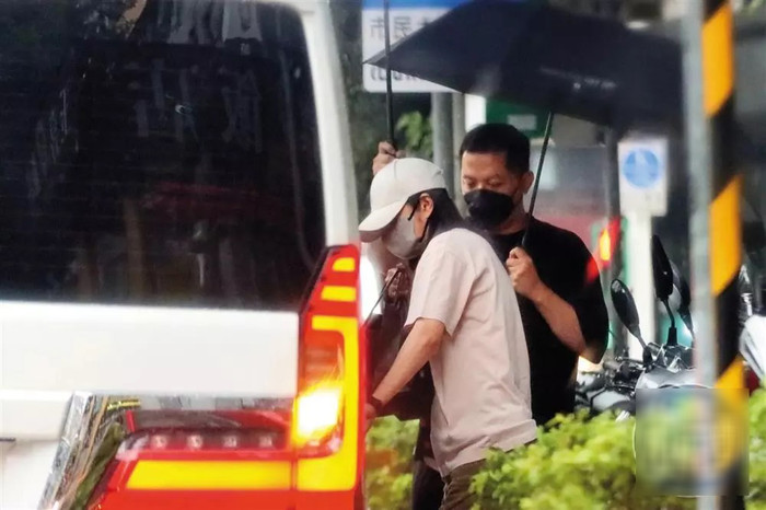 An Dĩ Hiên được tài xế chở đi đón con tan học. 