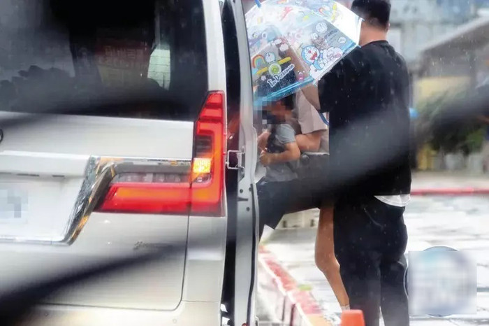 Nữ diễn viên ăn mặc đơn giản, ít khi lộ diện trước truyền thông từ sau biến cố của chồng.