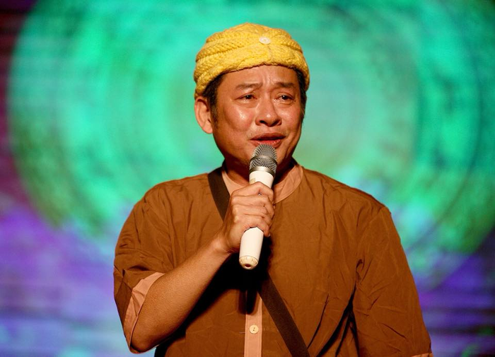 Tấn Beo nổi tiếng với tiểu phẩm Lên chùa bán nhang.