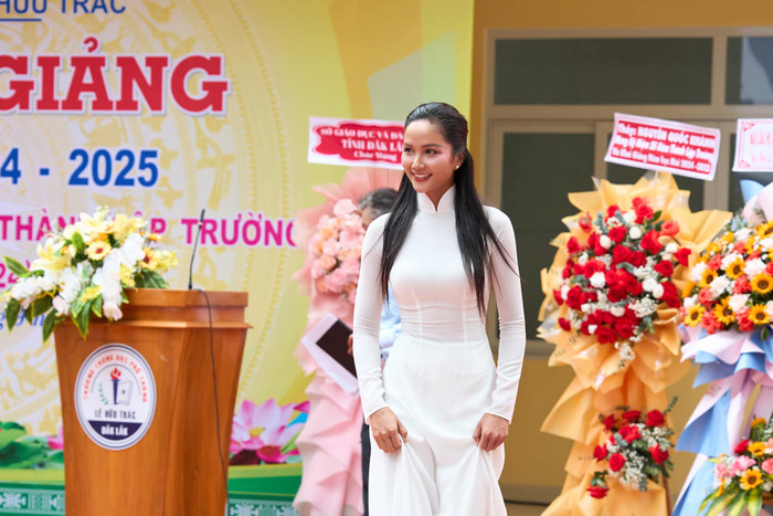 Một trong lĩnh vực cộng đồng mà H'Hen Niê đặc biệt quan tâm cũng chính là giáo dục.