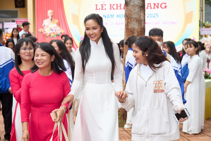 Hoa hậu H’hen Niê thoải mái chụp ảnh cùng các thầy cô và các bạn học sinh trường THPT nơi cô từng theo học những năm cấp 3.