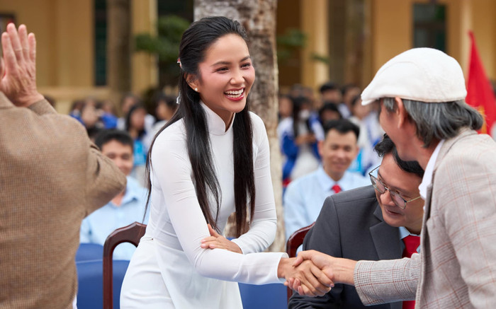 Hoa hậu H'hen Niê mặc áo dài trắng giản dị về trường cấp ba Ảnh 2