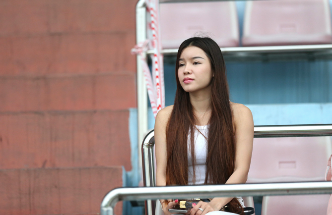 Suốt 6 năm bên nhau, Yến Xuân luôn có mặt trên khán đài để cổ thủ môn Đặng Văn Lâm.