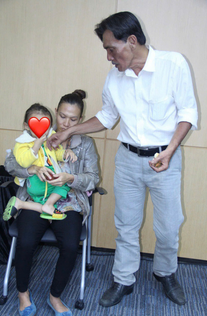 Vợ Thương Tín và con gái sống ở quê.