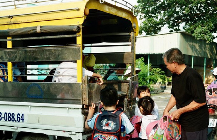 Ông Hiệp chăm chút từng bữa ăn và đưa đón trẻ ở mái ấm.