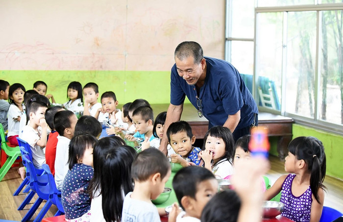 Ông Bụt' – người cha già đã và đang tạo nên một mái ấm yêu thương cho những đứa trẻ mồ côi.