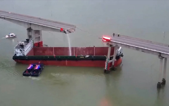Kinh hãi khoảnh khắc tàu chở hàng đâm gãy cầu làm hai, ít nhất 5 người thiệt mạng Ảnh 2