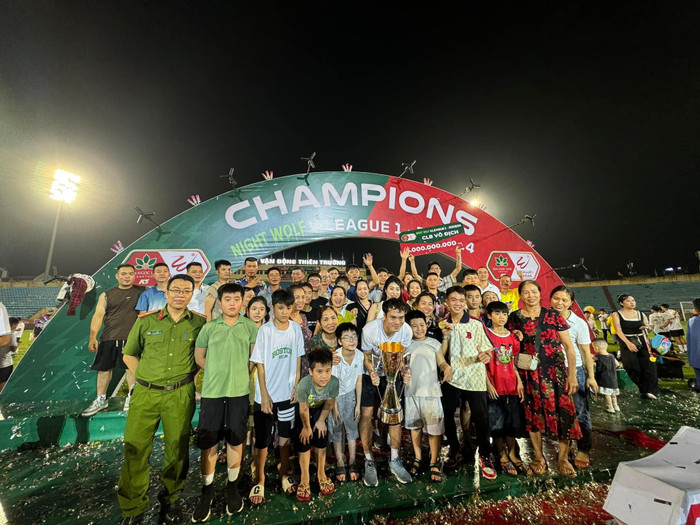 Văn Toàn hạnh phúc chụp cùng người thân tại sân Thiên Trường, Ảnh: FBNV