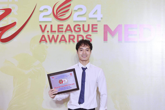 Văn Toàn ăn diện bảnh bao và chia sẻ: 'Cảm ơn tất cả mọi người đã cho tôi một mùa giải thật đẹp và ý nghĩa. Cùng cố gắng hơn ở năm tới nhé'. Ảnh: FBNV