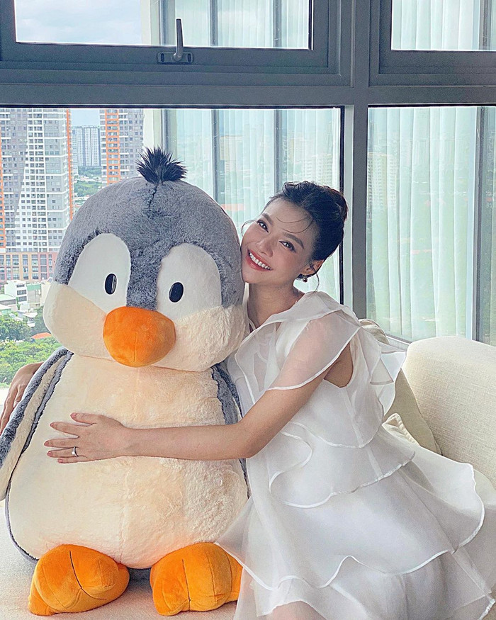 Á hậu Kiều Loan trở thành cái tên được bàn luận khắp các diễn đàn mạng xã hội trong nhiều giờ qua sau khi thông tin cô hạ sinh con trai đầu lòng bị rò rỉ. Trước khi 'vượt cạn', Á hậu Kiều Loan thường diện trang phục thùng thình, giấu dáng. Song, cô vẫn không để lộ chút sự thay đổi về thần sắc. Á hậu 1 - Miss World Vietnam giữ thần sắc rạng rỡ và gương mặt thon gọn, đường nét mềm mại.