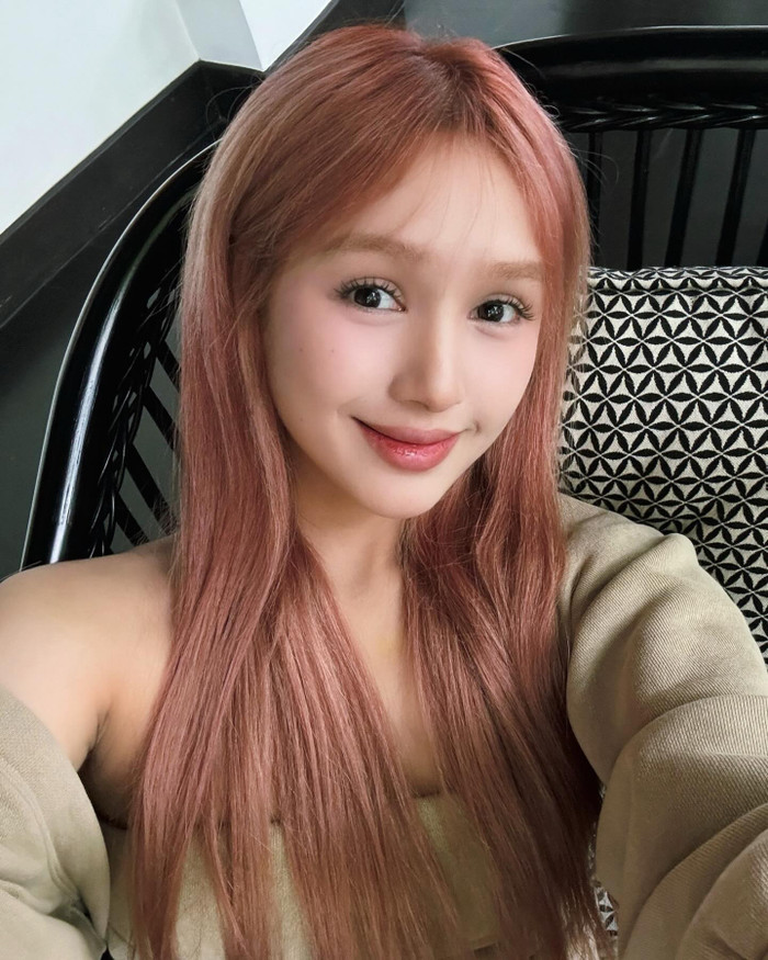 Xoài Non khoe ảnh zoom cận cảnh gương mặt. Dù đã trang điểm khá kỹ lưỡng nhưng nàng hotgirl vẫn để lộ khuyết điểm bọng mắt lớn khiến tổng thể kém phần tươi tắn. Bù lại, Xoài Non ghi điểm với làn da trắng sáng, mịn màng tựa em bé.