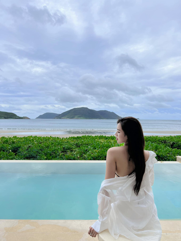 Hoa hậu Đỗ Thị Hà diện áo hờ hững, trễ nải, khoe khéo tấm lưng trần nuột nà. Cựu Hoa hậu Việt Nam ghi điểm với làn da trắng sáng, mịn màng và không để lộ chút khuyết điểm. Đây cũng là lần hiếm hoi trong nhiều tháng qua Hoa hậu Đỗ Thị Hà 'nóng bỏng' tột độ đến thế.