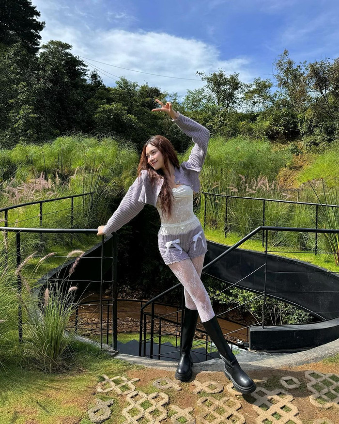 'MC 3000 chữ' Thanh Thanh Huyền diện khoe khéo hình thể gợi cảm trong bộ trang phục 'ren', xuyên thấu. Thiết kế này tôn lên vóc dáng 'đồng hồ cát' gồm vòng 1 đẫy đà, vòng 2 nhỏ xíu cùng đôi chân dài thon, nuột nà của Thanh Thanh Huyền.