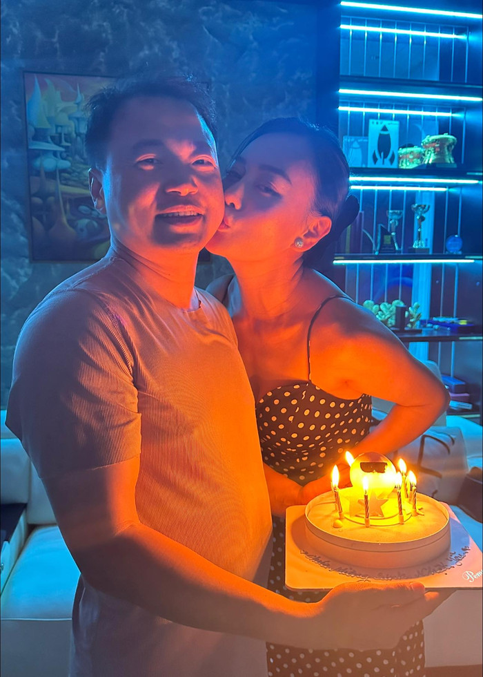 Hơn một năm chung sống với Phương Oanh, Shark Bình được nhiều người nhận xét ngày càng trẻ trung, phong độ trông thấy. Ảnh: FBNV