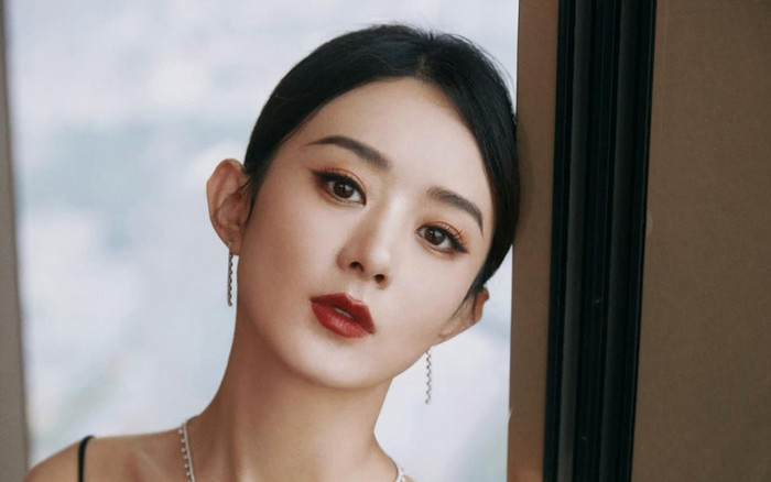 Triệu Lệ Dĩnh hút thuốc phì phèo, ánh mắt sắc như dao trong trailer phim mới Ảnh 2