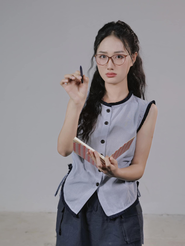 Nữ diễn viên Hoàng Khánh Ly hiện đang gây ấn tượng với vai nữ phụ Lê trong Đi giữa trời rực rỡ. 